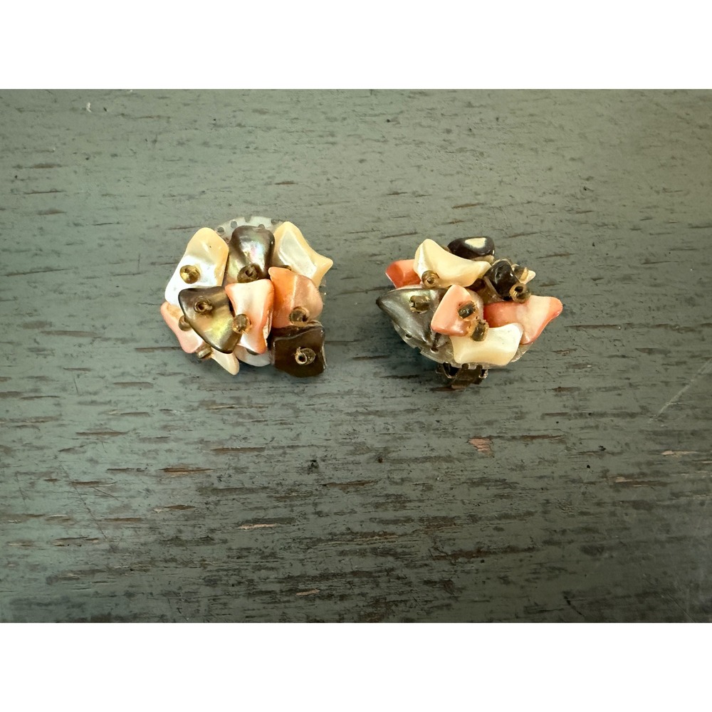 Vintage Japan Mother of Pearl Shell Cluster Clip On Earrings Iridescent Peach
